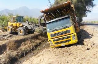 Camión de carga pesada se despista y cae a canal de regadío