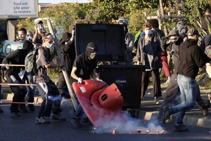 Protestas en Francia: Claman por la renuncia de Macron en una jornada marcada por el llamado a un ‘bloqueo total’