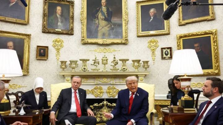 Trump pide a Erdogan que deje de comprar petróleo ruso y dice que podría levantar las sanciones "casi inmediatamente"