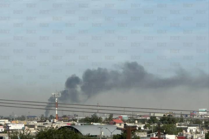 Incendio en rastro municipal genera intensa columna de humo