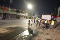 Trabajan cuadrillas de bacheo de manera nocturna