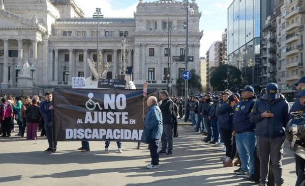 El Gobierno promulgó la Ley de Emergencia en Discapacidad, pero no la aplicará de inmediato