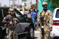 Hispano arrestado por remolcar auto de ICE en redada en Los Ángeles