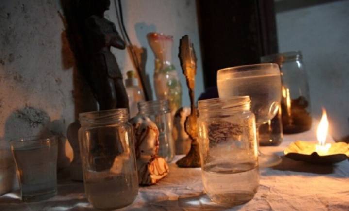 Capturado en consulta espiritista: hombre abuso sexualmente de una mujer en un ritual oscuro.