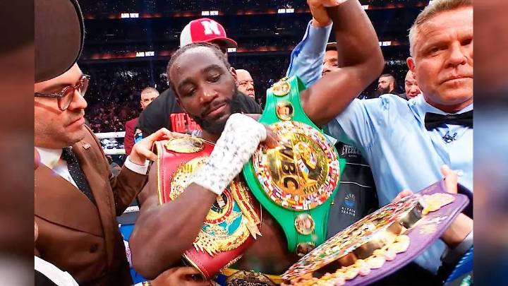Crawford se hizo del cinturón tlaxcalteca tras su contundente victoria sobre el “Canelo”