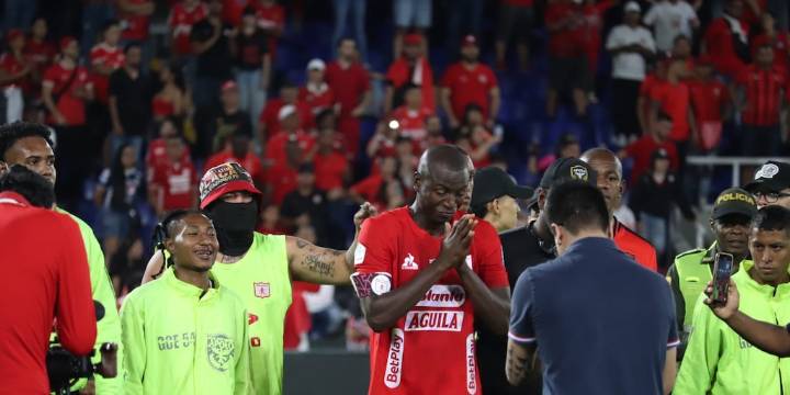 Así fue el tenso cruce entre Adrián Ramos y algunos hinchas del América de Cali en la victoria ante Once Caldas por Liga BetPlay: “Vendido”