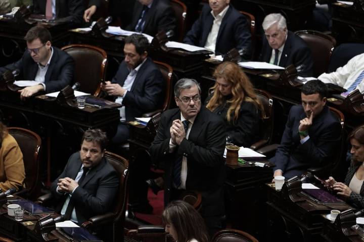 Auxilio de Trump. La oposición habla de maniobra electoral y reclama control parlamentario sobre la deuda