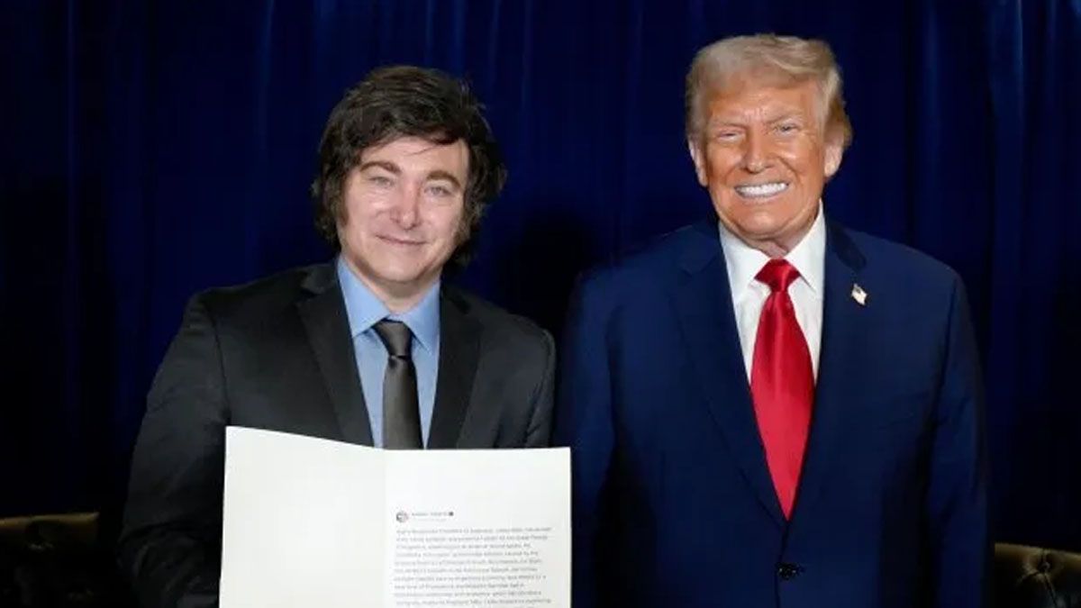 Que dice el "tweet"impreso que Donald Trump le regaló a Javier Milei