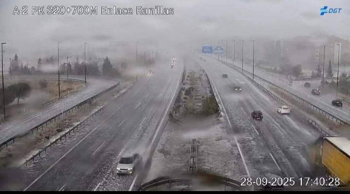 Las afecciones de la intensa lluvia y granizo en Zaragoza: el tranvía cortado, un paso subterráneo anegado...