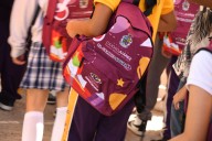 Continúa alcalde con la entrega de mochilas en las escuelas