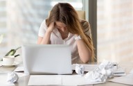 Siete hábitos que parecen inofensivos pero dañan el cerebro en secreto