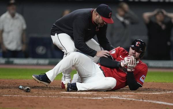 David Fry sufrió fractura en la nariz por pelotazo de 99 mph