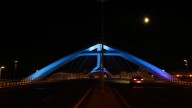 Zaragoza ensalza un icono de la Expo: así es la nueva iluminación del puente del Tercer Milenio