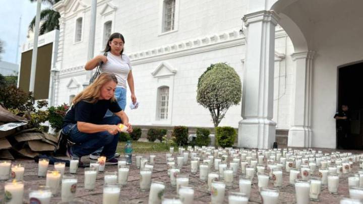 Encienden veladoras en el Ayuntamiento de Culiacán a un año de la crisis de seguridad
