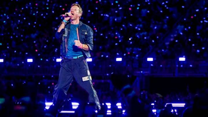 Mujer vista en cámara de besos de Coldplay solicita divorcio