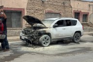 Se incendia camioneta con familia a bordo en la colonia Santa Rosa