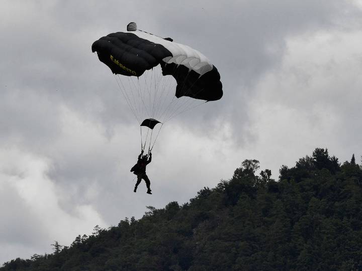 Tragedia en desfile militar, paracaidista cae al realizar maniobra aérea