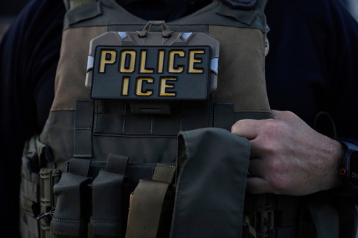 Instalación migratoria en el área de Chicago genera quejas por condiciones inhumanas