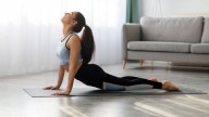 La postura de yoga que fortalece el cuerpo, aumenta la capacidad pulmonar y mejora el sueño