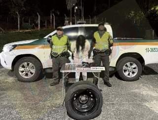 La llanta venía repleta con marihuana y un fierro