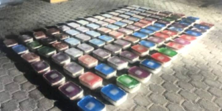 Procesan a dos hombres que llevaban casi 300 kilos de metanfetamina en un tractocamión en Baja California