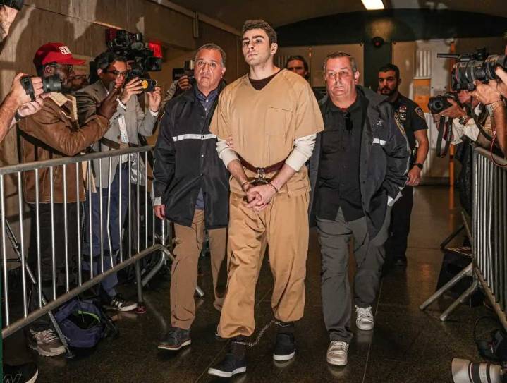 Juez retira cargos de terrorismo contra Luigi Mangione, acusado de asesinar al CEO de United Healthcare en Midtown