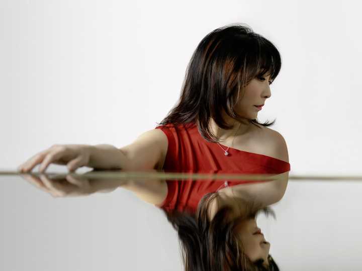 Vuelve la pianista estadounidense Claire Huangci, con un programa vibrante y apasionado que va de Ravel a Mussorgsky