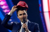 Murió Charlie Kirk, reconocido activista trumpista, luego de recibir un disparo