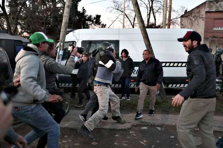 Videos: Feroz pelea entre militantes y un periodista agredido en el acto de Milei