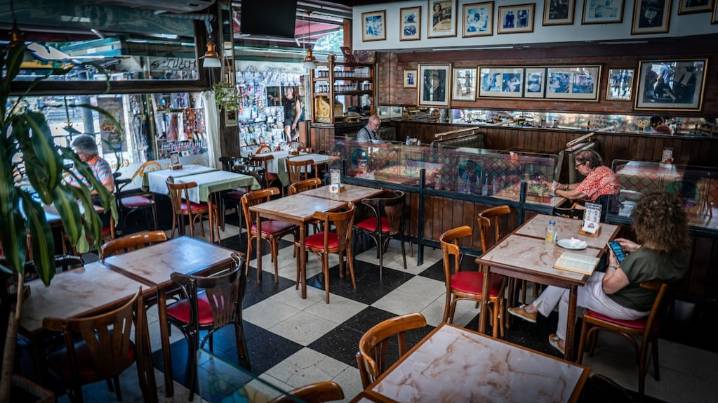 La pobreza bajó fuerte, pero el consumo no repunta: tres razones que explican la brecha