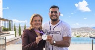 Maru Campos felicita a Uziel Muñoz por su actuación en el Mundial de Atletismo 2025