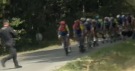 Nuevo incidente en La Vuelta con los activistas propalestinos: tiran a Javi Romo en plena carrera