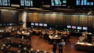 La reacción del mercado: desplome de acciones y bonos