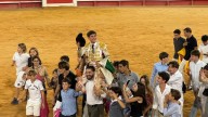 Aarón Palacio abre la puerta grande en su alternativa en Nimes