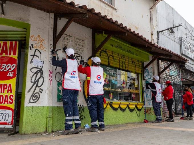 Quilpué aprueba ordenanza que sanciona rayados y pegatinas en la vía pública: incluso los aludidos en los muros deberán responder