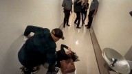 El agente federal que empujó a una mujer en un tribunal de inmigración en Nueva York es suspendido de su puesto