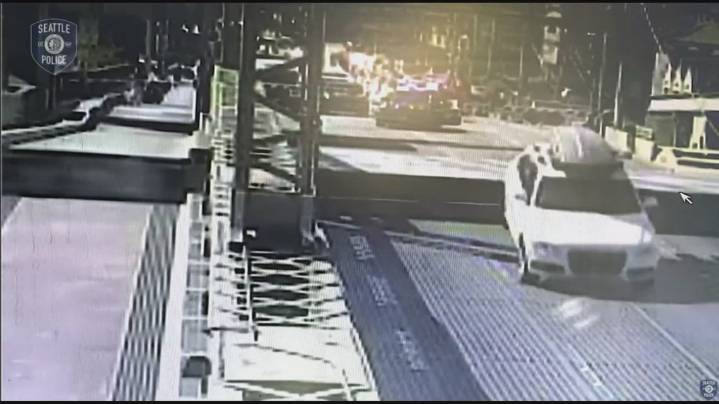 Seattle police seek driver who jumped bridge in stolen car