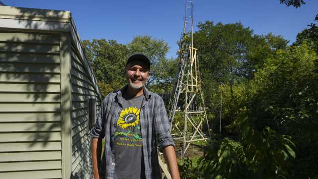 The world’s tallest sunflower blooms in an Indiana backyard as a tribute to Ukraine