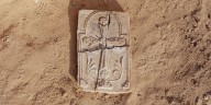 El hallazgo de una cruz de yeso reescribe la historia del cristianismo en el golfo Pérsico