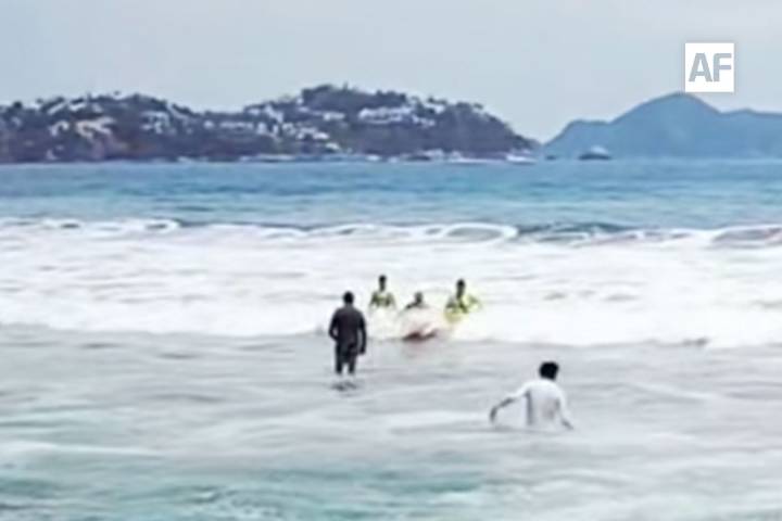 Guardavidas rescatan a mujer en playa Miramar de Manzanillo