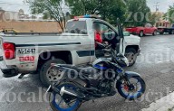 Camioneta choca a motociclista y le fractura una pierna en la colonia 26 de marzo