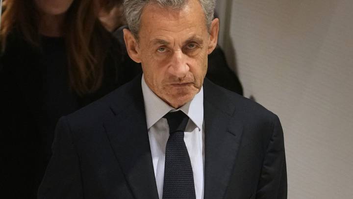 Nicolas Sarkozy calificó de "vergonzosa" su condena y denunció un complot