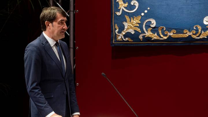 Las Cortes de Castilla y León reprueban al consejero Quiñones por su ausencia durante la ola de incendios