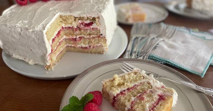 La. Bakes: A homemade touch is the icing on these two celebratory cakes