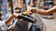 Bajas en comercios: las ventas minoristas cayeron 2,6% interanual en agosto