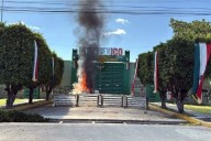 Vandalizan normalistas Batallón en Iguala y queman camioneta