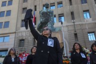 A 52 años del golpe de Estado: agrupaciones de familiares de detenidos desaparecidos se reúnen frente a La Moneda
