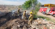 ¿Accidente o intencional?  Arden llantas y basura en terreno baldío