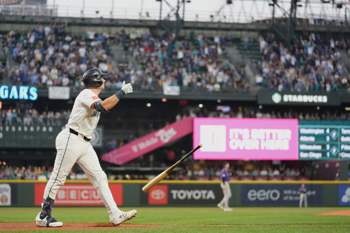 Mariners wrap up first AL West title since 2001