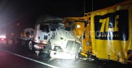 Accidente en la Siglo XXI: tráiler y camión chocan de frente